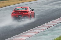 先代には吸気音を車内に引き込むことでムードを高める「サウンドクリエーター」が備わっていたが、「GR 86」および新型「BRZ」には、高揚感のあるエンジンサウンドを人工的に演出する「アクティブサウンドコントロール」が搭載されている。