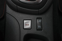 ドライブモードを切り替える「R.S.ドライブ」のスイッチ（写真左）は、センターコンソールに備わる。右は“アダプティブ”ではない、クルーズコントロールの操作ボタン。