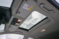 電動開閉式のガラスサンルーフ。「リミテッド」のみにオプション設定される。