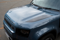 ボンネットインサートとサイドエアベントのパターンも変わった。これまでは縞（しま）鋼板のようなグラフィックだったが、上に乗る人が多かったのだろうか。