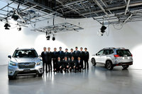 新型「フォレスター」と、同車の開発メンバー。