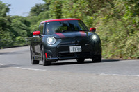 足まわりではスプリング、スタビライザー、ダンパーに独自の調律を施すとともに、フロントタイヤのキャンバー角を拡大。コーナリング時のグリップ力を高めている。