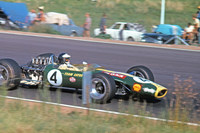 1968年シーズンの初戦を優勝で飾ったジム・クラークだが、その後、ドイツ・ホッケンハイムで行われたF2レースでクラッシュ。32歳の若さでこの世を去った。