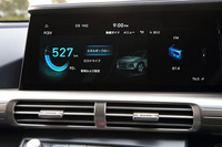 「ネッソ」の一充填走行可能距離は820kmと発表されている。これは同750〜850Kmという「トヨタ・ミライ」とほぼ互角の数値。