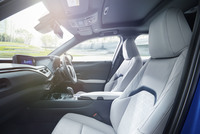 航続距離367kmを実現　レクサス初の電気自動車「UX300e」発売の画像