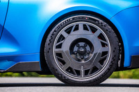 リアホイールは空気抵抗を減らすというディッシュデザインが採用される。フロントと同じく専用タイヤ「ミシュラン・パイロットスポーツ カップ2」を組み合わせるが、サイズは245/40ZR18となる。