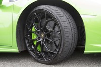 光沢のあるブラック仕上げとされた22インチの鍛造アルミホイール（写真）は、4本セットで75万3060円のオプション。