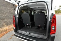 3列目シートを起こした状態でリアゲートを開けてみる。これでも掃き出しからの床面長は40cmくらいはある。