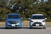 正面から2台を見比べてみる。V字を描く「ホンダ・フリード」（写真左）のフロントまわりとは対照的に、「トヨタ・シエンタ」（右）のデザインは、すそ広がりの台形になっている。