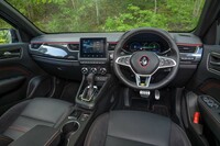 ダッシュボードにカーボン調パネルが貼られたり、随所に赤のアクセントがあしらわれたりと「R.S.ライン」を名乗るだけあってスポーティーなインテリアだ。