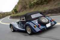 最高速は240km/h、0-100km/h加速はMT仕様で5.2秒、AT仕様で4.8秒と、「プラスフォー」はクラシックな意匠とは裏腹に、高い動力性能を有している。