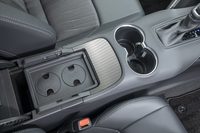 コンソールボックスの中にはカップホルダーの深さを調節できる落としぶたが収納されている。このあたりの配慮がトヨタらしさだ。