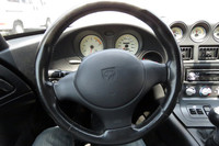 現状だと、わが「バイパー」はこれくらいステアリングホイールを左に切らないと、真っすぐに走ってくれない。本多氏は「タイヤぶつけたりしました？」と原因を探っていたが、残念ながら記憶にございません。いや、本当に。