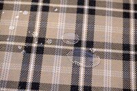 チェック柄のシート表皮には、ホンダNシリーズとして初めてはっ水加工を採用。ペットボトルの水をこぼしてもしみ込んだりせず、玉になって転がっていく。