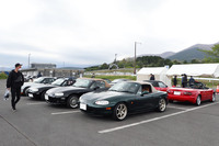 駐車場ではさまざまなモデルのオーナーミーティングも催された。こちらは「ロードスターオーナーミーティング」の参加車両。