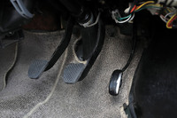 奥まった位置にあるアクセルペダルに対し、相対的に手前にあるブレーキペダル、ミートポイントが近いクラッチペダルなどにより、ペダル類の操作についてはちょっと慣れが必要だった。