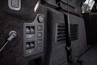 荷室左サイドに設置された、2列目／3列目シートの背もたれを前方に倒すスイッチ。ヘッドレストなどを取り外すことなく、可動する全シートを14秒で倒すことができる。