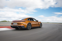 スポーティネスとコンフォート性の両立のため、独自に複雑なアクティブサスペンションを開発したポルシェのこだわりに脱帽。この足まわりが日本の公道でどのようなふるまいを見せるのか、今から楽しみだ。