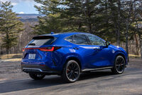 他のモデルでは「バージョンL」と「Fスポーツ」は同価格だが、「NX450h＋」の場合のみ後者のほうが24万円高となる。装備の設定も若干異なり、他モデルではバージョンL以外オプション扱いとなる3眼フルLEDヘッドランプが、NX450h＋“Fスポーツ”には標準装備される。（写真：郡大二郎）