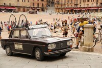 「ランチア・フルヴィア ベルリーナ シリーズ2」は、ピサのトライアスロン愛好会、グラン・チクリズモのチーム車両だ。