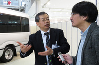 記者の取材に対応する、CVカンパニー CV製品企画の梁井康平氏。