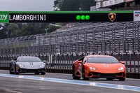 「ランボルギーニ・ウラカンEVO」の試乗会の舞台となった富士スピードウェイ。全長4563mのレーシングコースでは高速域でのハンドリングやエンジンパフォーマンスなどを確認、P14（ジムカーナも開催される駐車スペース）ではスラロームやドリフト走行を行い後輪操舵の効果などを試した。