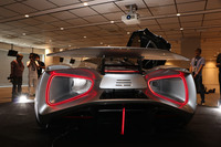 ベンチュリ―トンネルを囲むリング状のテールランプが目を引く。