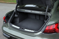 トランクルームの容量は、前が77リッターで後ろが350リッター。「S e-tron GT」のリアトランクは405リッターだが、そちらも「テクノロジーパッケージ」を選択すると350リッターに減少する。