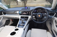 インテリアのデザインについては、従来型から大きな変更はない。装備類ではインフォテインメントシステムの機能拡充がトピックで、Apple CarPlayなどのコネクテッド機能が強化された。