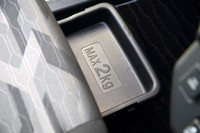 助手席下のスライド式トレーは、履物や説明書を入れておくのに適している。耐荷重は2kg。