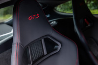 オプションの「GTSインテリアパッケージ」を選択すると、シートのヘッドレストに「GTS」の刺しゅうが施される。刺しゅうはコントラストカラー（試乗車は「カーマインレッド」色）と同色の設定となる。