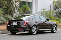 「キャデラックCT5」は「CTS」の後継を担う新型のEセグメントセダンとして登場。クーペを思わせるルーフラインは、コンセプトカー「エスカーラ」に由来する意匠だ。