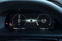 メーターは全面液晶タイプに変わり、スクリーンサイズは7インチから10インチへと40％以上も拡大。レイアウトもモダンなスタイルに変わっている。