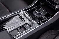 「ジャガーXE」では全車8段ATを採用している。シフトまわりにキズなどもなく、新車同様という印象だった。