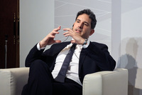 別室で行われた質疑応答にて、「アマルフィ スパイダー」の特徴を語るメッジョリン氏。