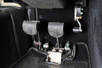 「モーガン4/4」のABCペダル。2つ並んだ似たようなペダルがクラッチとブレーキで、右端の、バルクヘッド側に取り付けられているフットレバーがアクセルである。