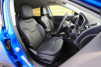 「リミテッド」のみに装備されるレザーシート。フロントシートヒーターに加え、運転席には8wayの電動調整機構も備わっている。