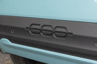 リアバンパーにも「600」。