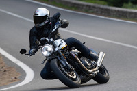 標準仕様の「1200」は、従来モデルよりライドフィールがソフトになった印象。ライディングポジションも、ハンドルバーが以前より17.8mm高く、13.4mm前方に設定されたことで、よりリラックスした姿勢となった。