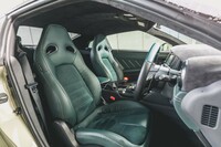 シートは本革とパールスエードのコンビ表皮。厚みのあるサポートとグリーンの組み合わせが往年のスポーツカーを思わせる。