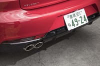 ディーゼル車のマフラーエンドは、写真のように片側に集約される。ガソリン車の「GTライン」は左右振り分けの2本出しとなる。