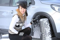 トレッド面では優れた排水性をかなえるV字のパターンが特徴。積雪路面に対応するため、センター部分には細かな溝が彫られている（日本仕様の「ベクター4シーズンズ ハイブリッド」とは若干パターンが異なる）。