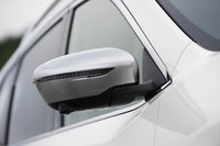 今回のマイナーチェンジでは、19インチアルミホイールや新デザインのマフラーカッターの採用に加え、外観の各所にメタル調の塗装が採用された。