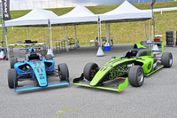 「トムスフォーミュラカレッジ」で使われるマシンはブルーとグリーンの2台。ドライバーのサイズに合わせてシート等のセッティングを変えてある。