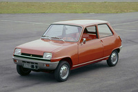 1972年「ルノー5」。全長3.5m少々と、「ゴルフ」よりひとまわり小さい3ドアハッチバックのみでデビュー。1979年に5ドアが追加され、1984年までつくられた。