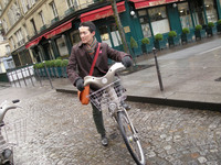 ヴェリブを試す筆者。