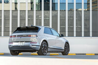 海外ではすでに高い人気を得ている「ヒョンデ・アイオニック5」。知名度が上がれば、日本でも国産EVの手ごわいライバルとなるかもしれない。（写真：山本佳吾）