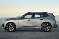 いっぽう新型は、ヘッドランプの目じりから始まる流れが、リアドアハンドルのあたりで発散。パネルのピークは下へと向かういっぽうで、キャラクターラインはウィンドウグラフィックに沿って跳ね上がっている。リアドアの後半からテールランプにかけて、つながりや流れを感じさせる軸がないのだ。