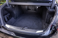 足を差し入れる動作でトランクリッドが開閉する「フットトランクオープナー」機能を標準装備。オプションの「AMGライン」が装着された試乗車の荷室容量は、480リッターとなる。