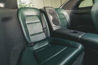 後席はミニマムな空間だが、カップホルダーが1つ備わっている。トランスアクスルレイアウトのため座面の長さが際立っている。